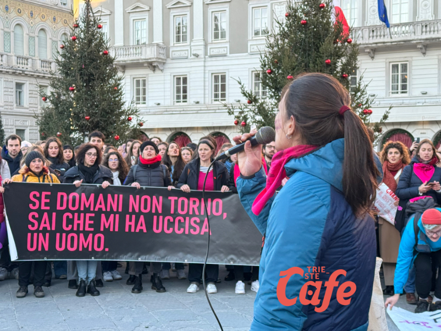 Trieste, Non Una Di Meno denuncia: “Multe fino a 10mila euro per un saluto alle detenute del Coroneo”